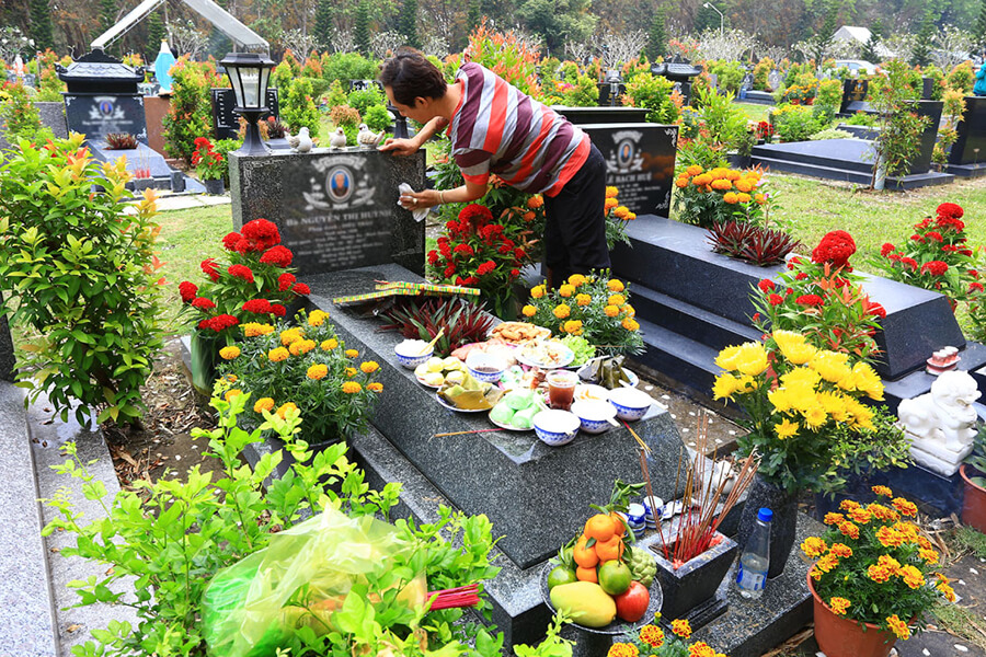 Visiting ancestors graves in the last days of the year